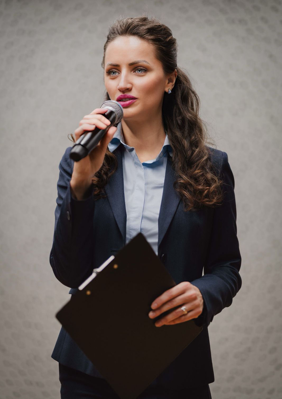 Nikolina Gotal tijekom moderiranja događanja